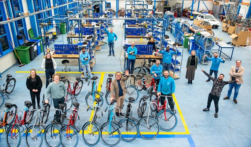 <p>Het hele team in de werkplaats van Zilt-Bikes. Foto: Pim Helmich </p>