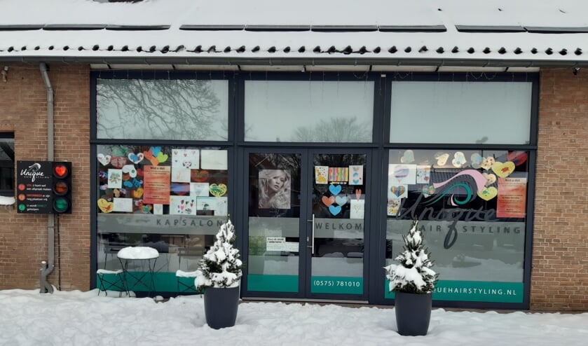 <p>Hartjes in de etalage van kapsalon Unique Hairstyling in Steenderen. Foto: PR</p>