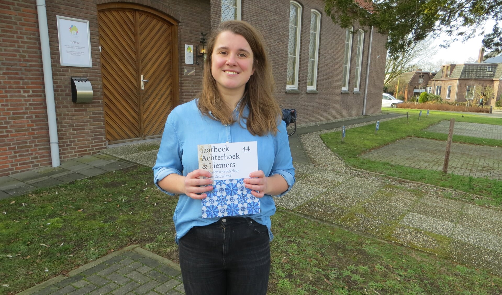 Marlieke Damstra, projectleider historische interieurs, laat met trots het jaarboek zien. Foto: Bernhard Harfsterkamp