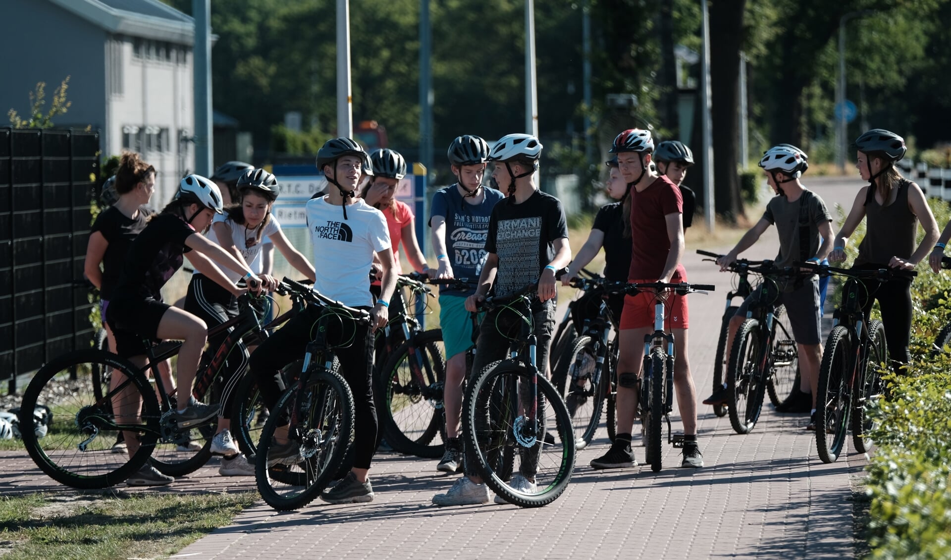 Jongeren kunnen onder andere meedoen aan het mountainbiken. Foto: PR