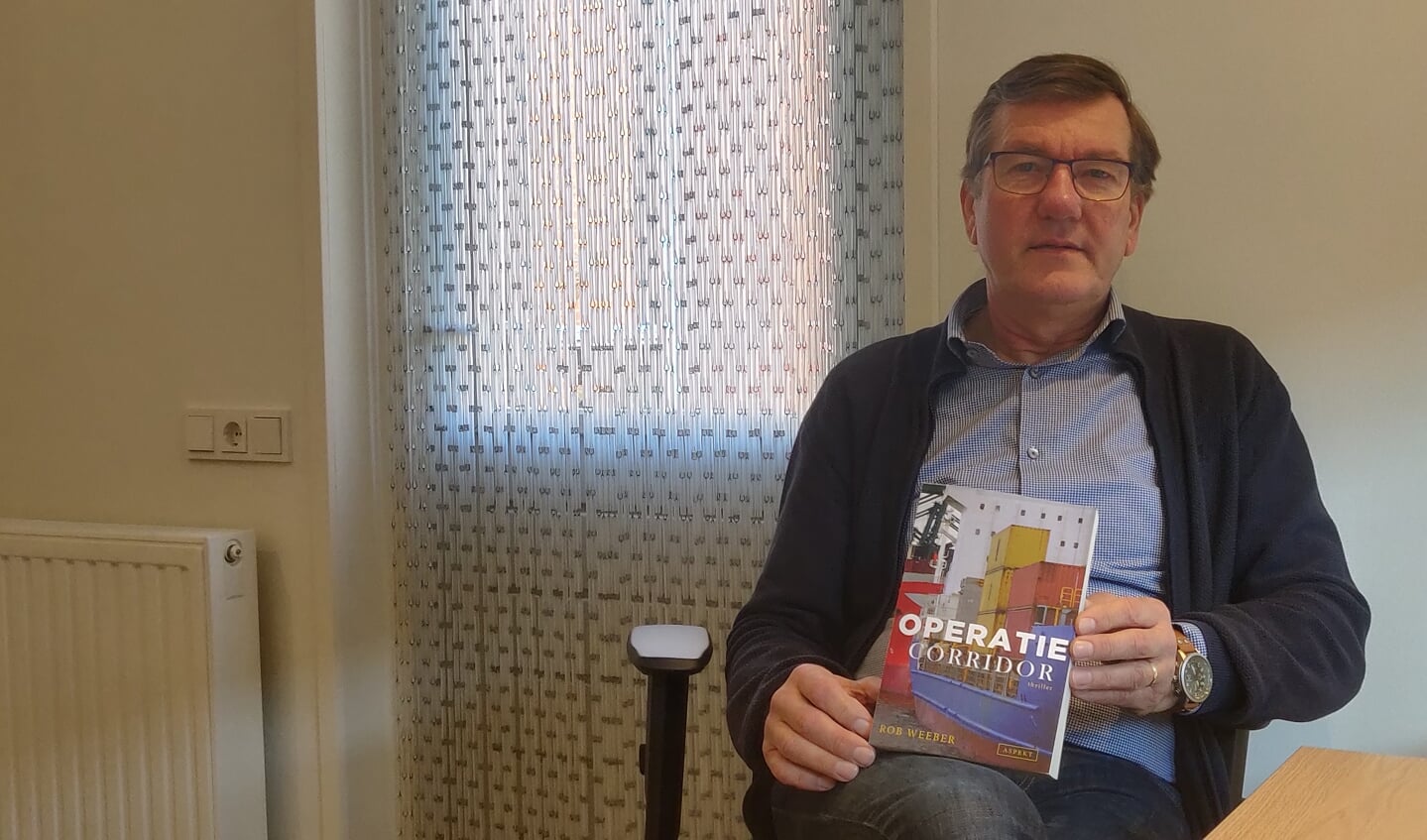 Rob Weeber met zijn vierde boek, Operatie Corridor. Foto: Rob Stevens