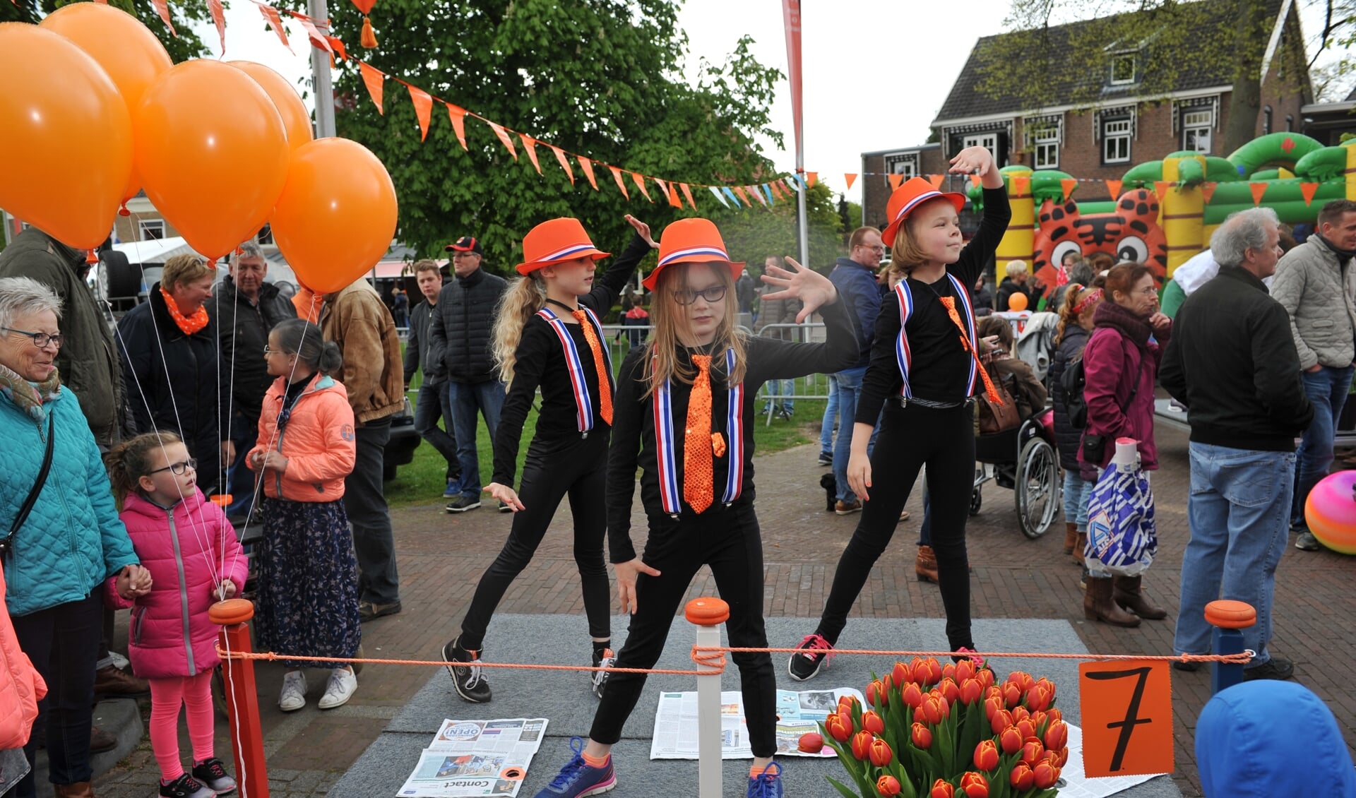 Het hoogtepunt van de middagactiviteiten tijdens Koningsdag 2017 in Vorden  was wel de Living Statues door de kinderen. Hopelijk kan dat volgend jaar weer in Vorden. Foto: Achterhoekfoto.nl