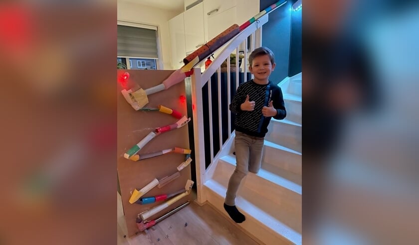 <p>Vince Schiebergen uit groep 3 met zijn knikkerbaan. Foto: PR</p>