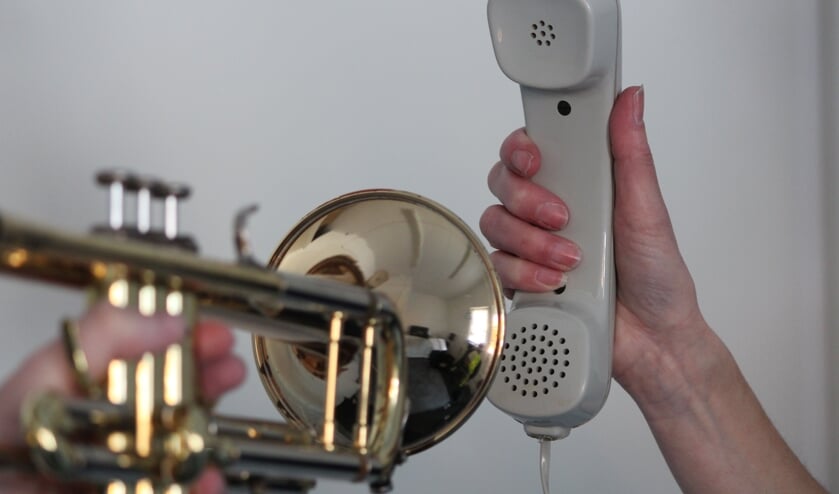 Muziekvereniging Crescendo biedt muzikale opstekertjes via de telefoon. Foto: Noortje Jolink