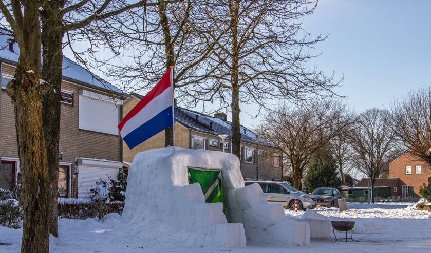 <p>De hele buurt bouwde mee aan deze enorme iglo, Bernhardbunker genoemd. Foto: Liesbeth Spaansen</p>