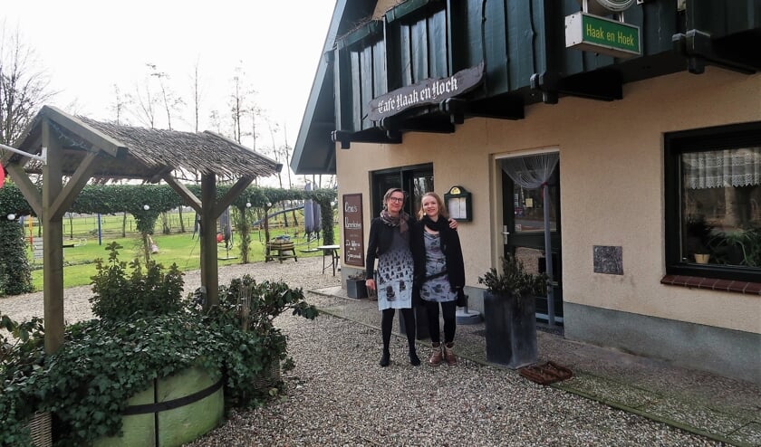 <p>Marianne ten Hoopen (links) en dochter Jony voor café annex speeltuin Haak en Hoek. Foto: Theo Huijskes</p>