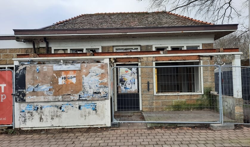 <p>Buurtbewoners zien de verbouw van het oude pand niet zitten, zegt Tonnie Klein Gunnewiek. Foto: Kyra Broshuis</p>