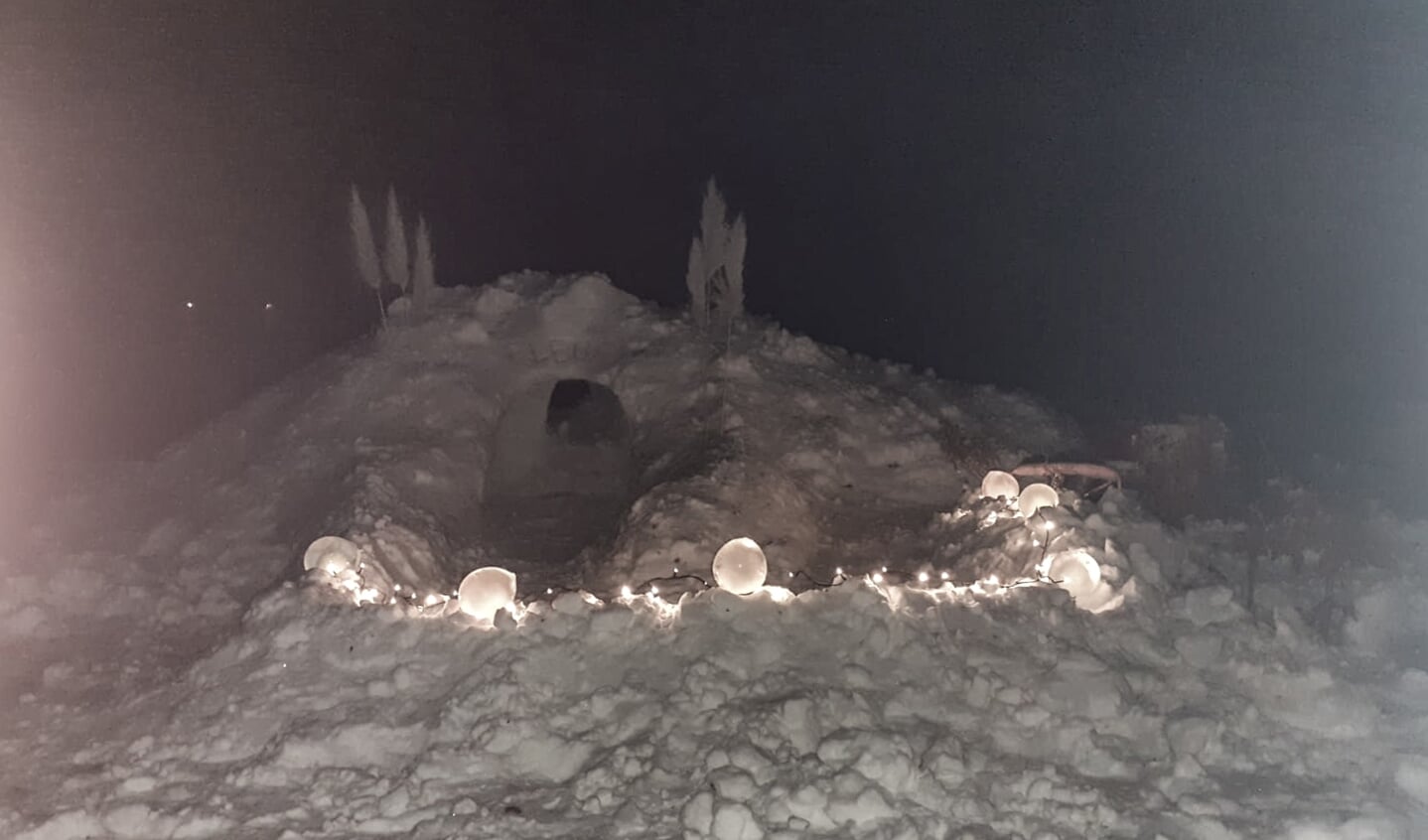 Het pad naar de iglo van Fleur Huirne wordt 's avonds verlicht door ijsbollampjes. Eigen foto