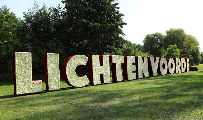 Het Dahlia Kunstobject
'Lichtenvoorde' van corsogroep Lansink-Bluiminck.
De burgemeester heeft in 2020 bij dat kunstobject de opening verricht van de
route."Het symboliseert voor mij de veerkracht van onze gemeenschap. De trots en
passie voor het corso zit zo diepgeworteld.
We gaan dat kunstobject, na overleg met de gemeente', conserveren' en deze
zal daarna ter promotie worden geplaatst nabij een invalsweg van
Lichtenvoorde". Foto: PR Bloemencorso Lichtenvoorde
