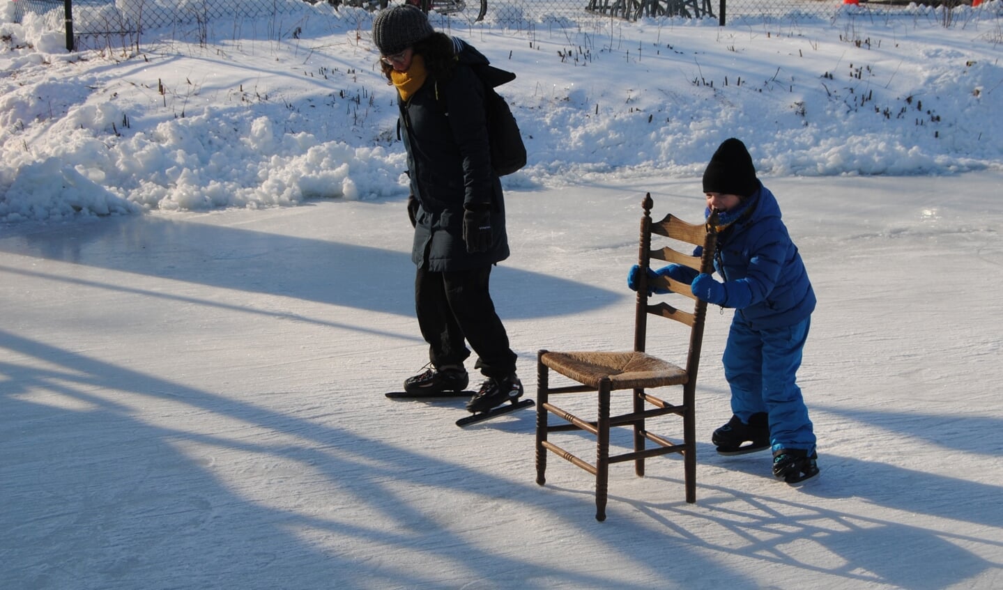 Geoefende en beginnende schaatsers genieten op het ijs. Foto: Contact
