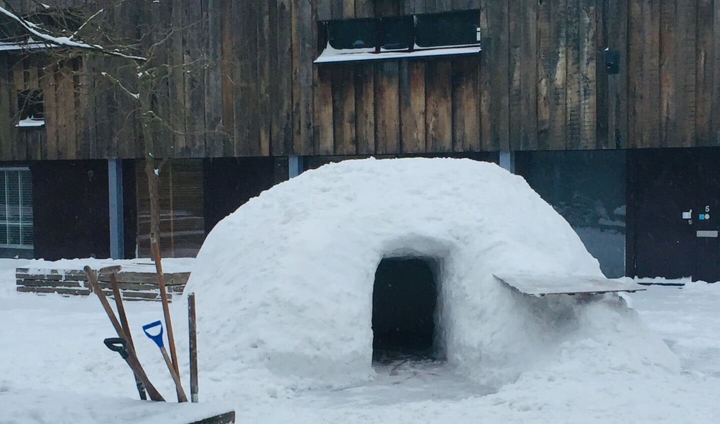 Bewoners van het Ludgerhof hebben een heuse iglo gebouwd. Foto: Gerben Lommert