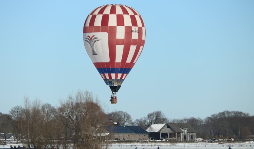 <p>Schaatsen en ballonvaren gaan goed samen met het mooie vriesweer. Foto: Arjen Dieperink</p>