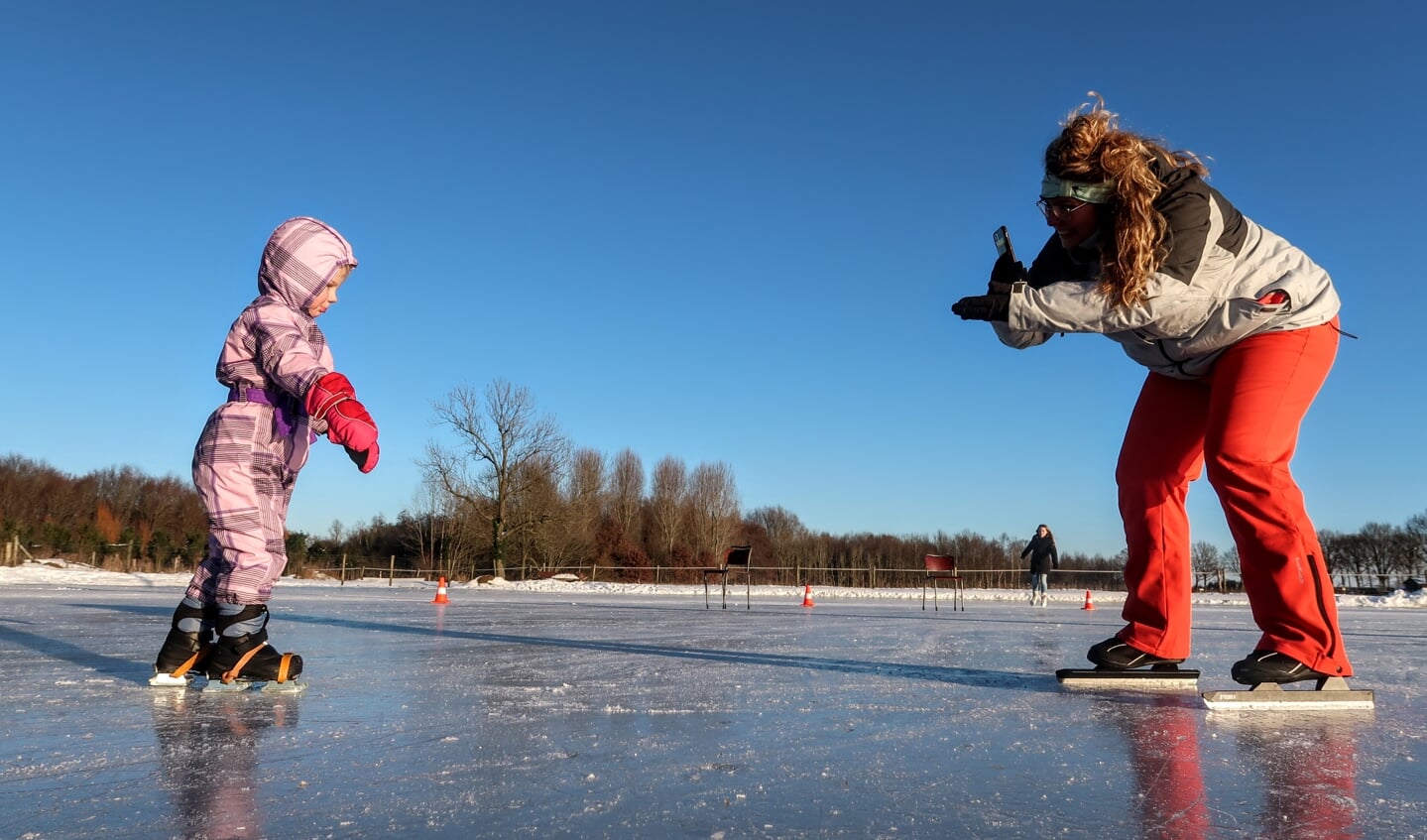 Een moeder legt de eerste meters van haar dochter op het ijs vast.. Foto: Luuk Stam