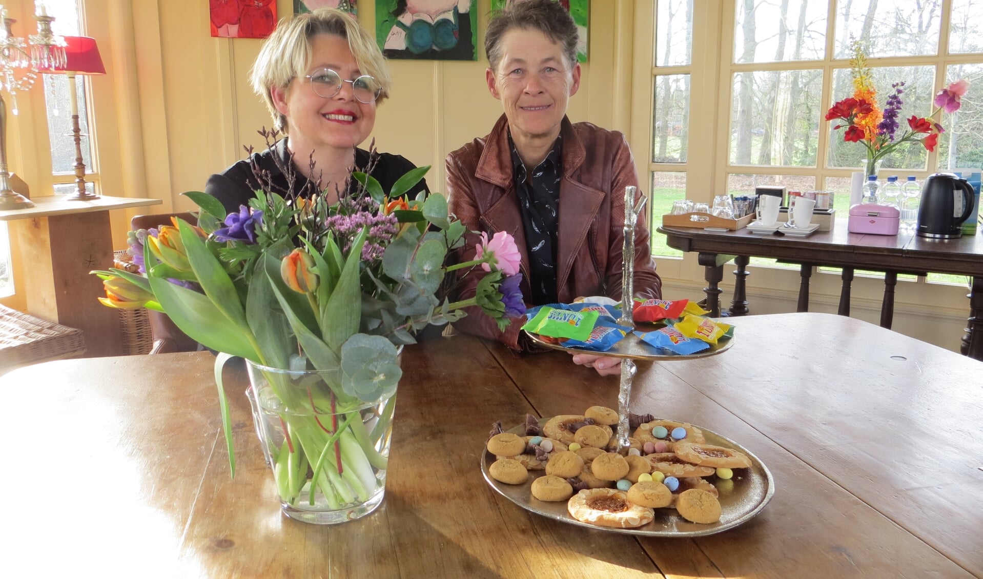 Cindy Geurkink en Ineke Scholts in de theekoepel aan de Meekertweg. Foto: Bernhard Harfsterkamp