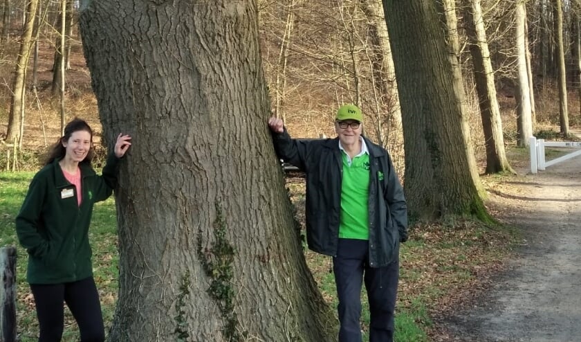 <p>Dissl Lalleman en Homme Siebenga bij het startpunt van de wandelroute op de Lochemse Berg. Eigen foto</p>