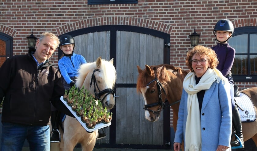 <p>Marco Groot Jebbink (links) levert de narcissen voor de clubactie. Verder op de foto voorzitter Gitte Wisselink en ponyclubleden Jet Gerritsen (links) en Levi Heusinkveld. Foto: Marije Stomps</p>