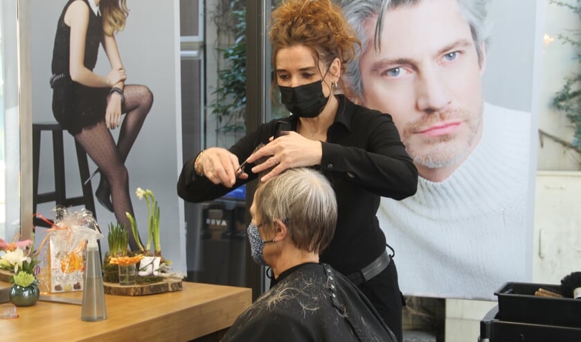 Sandra Lammers-Greven van Piekfijn Kappers: "Het is heerlijk om weer aan het werk te zijn." Foto: Lineke Voltman