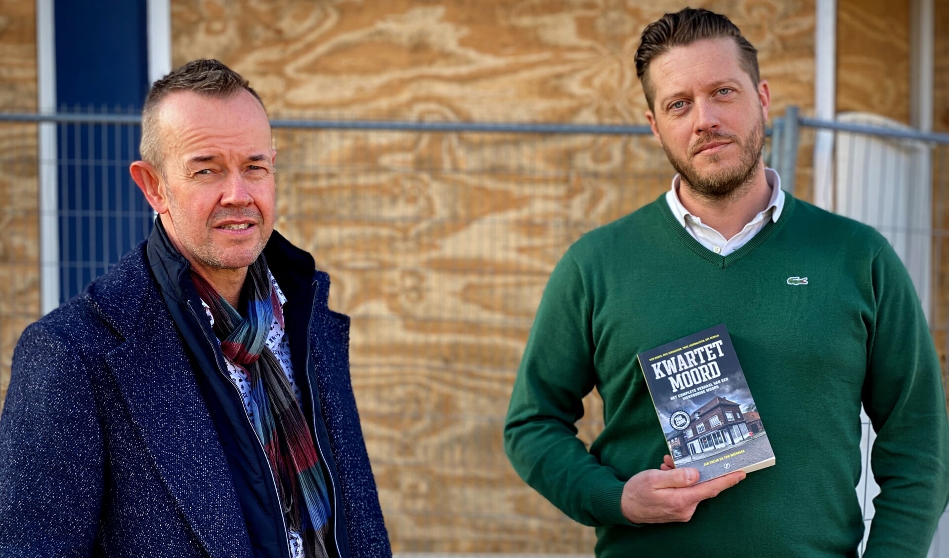 De Achterhoekse misdaadverslaggever Tom Meerbeek (rechts) en collega Jan Colijn bij de growshop in Enschede, die het decor vormde voor de viervoudige moord. Foto: PR