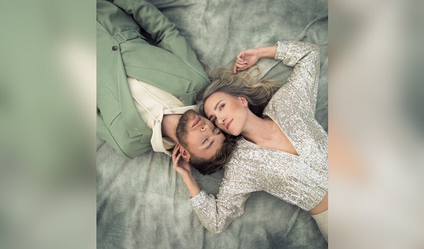 <p>Suzan & Freek poserend voor de hoes van hun single 'Goud'</p>