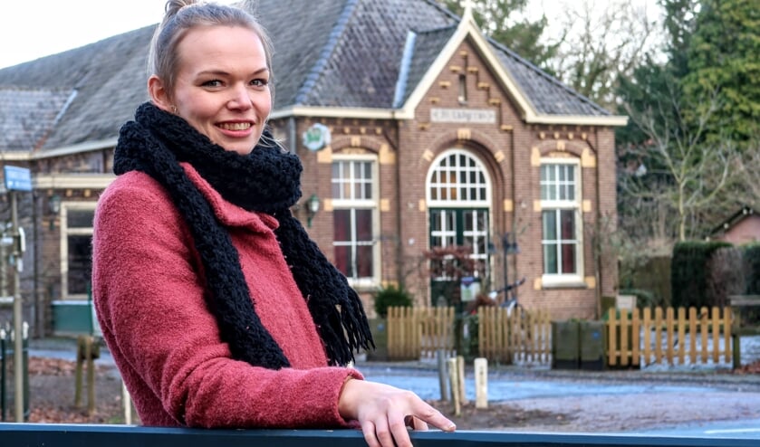 <p>Stephanie Besselink bij het Ludgerusgebouw in Vierakker, waar ze binnenkort haar gedroomde horecazaak start. Foto: Luuk Stam</p>