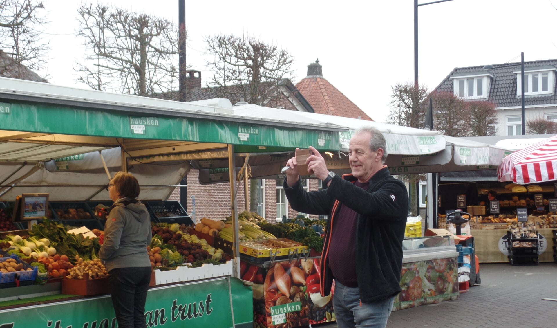 Wim van Belzen maakt op vrijdagmorgen regelmatig filmimpressies voor de Facebook pagina ‘Vordense Weekmarkt op vrijdag’. Foto: Jan Hendriksen