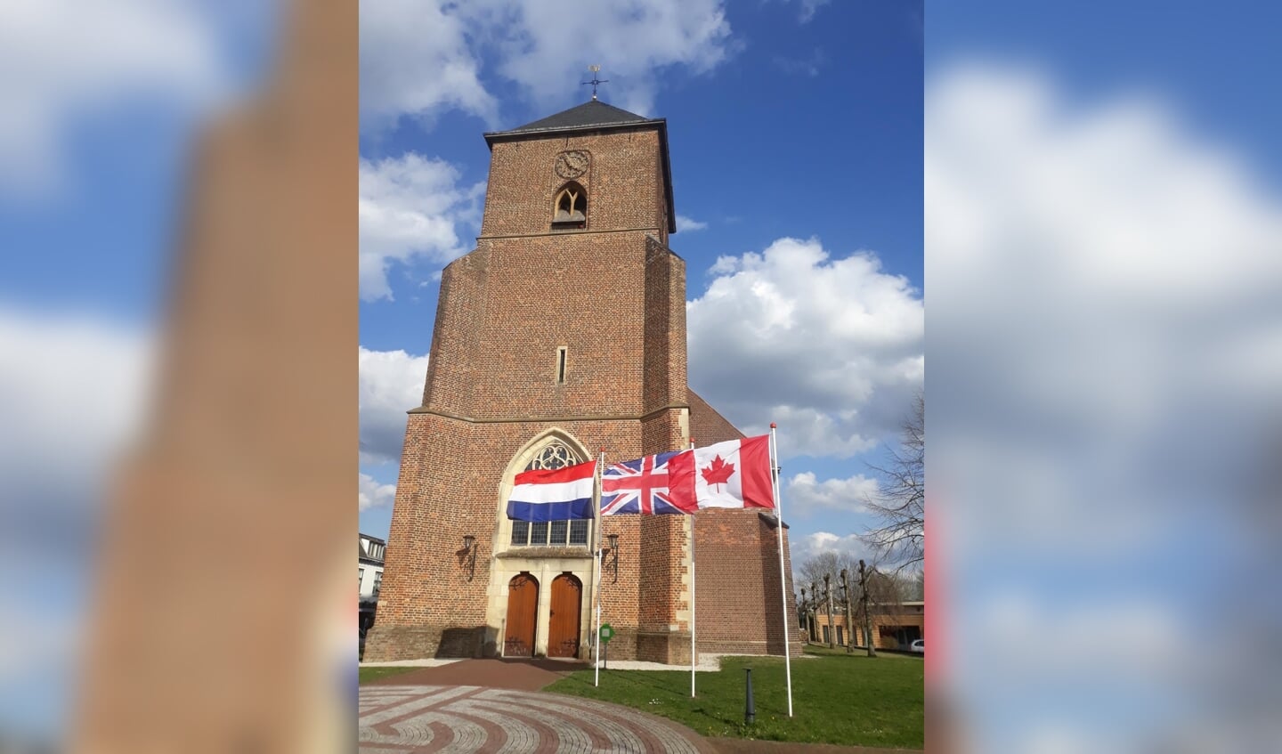 De Grote Kerk in Neede met de vlaggen. Foto: PR