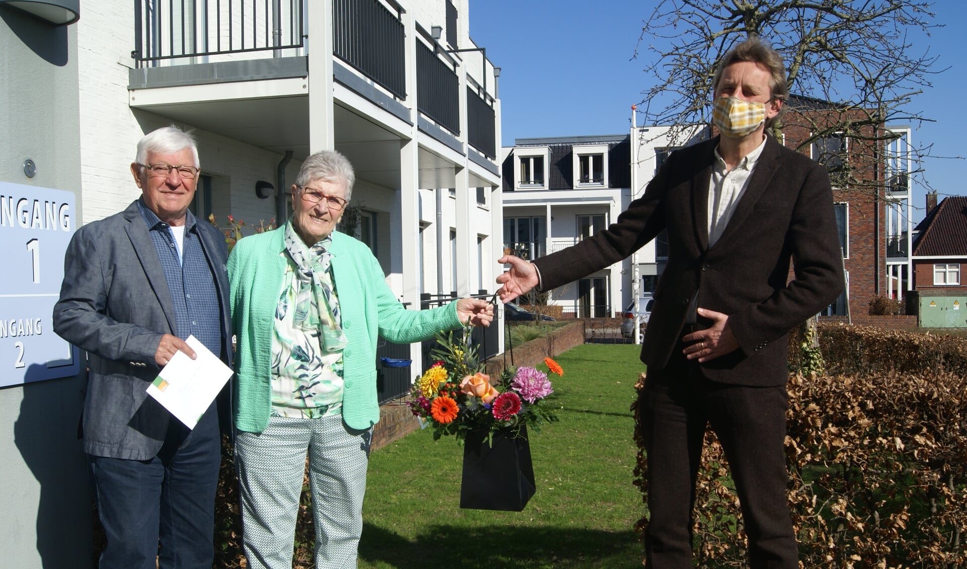 Het echtpaar Pamboer samen met burgemeester Anton Stapelkamp. Foto: Eva Schipper