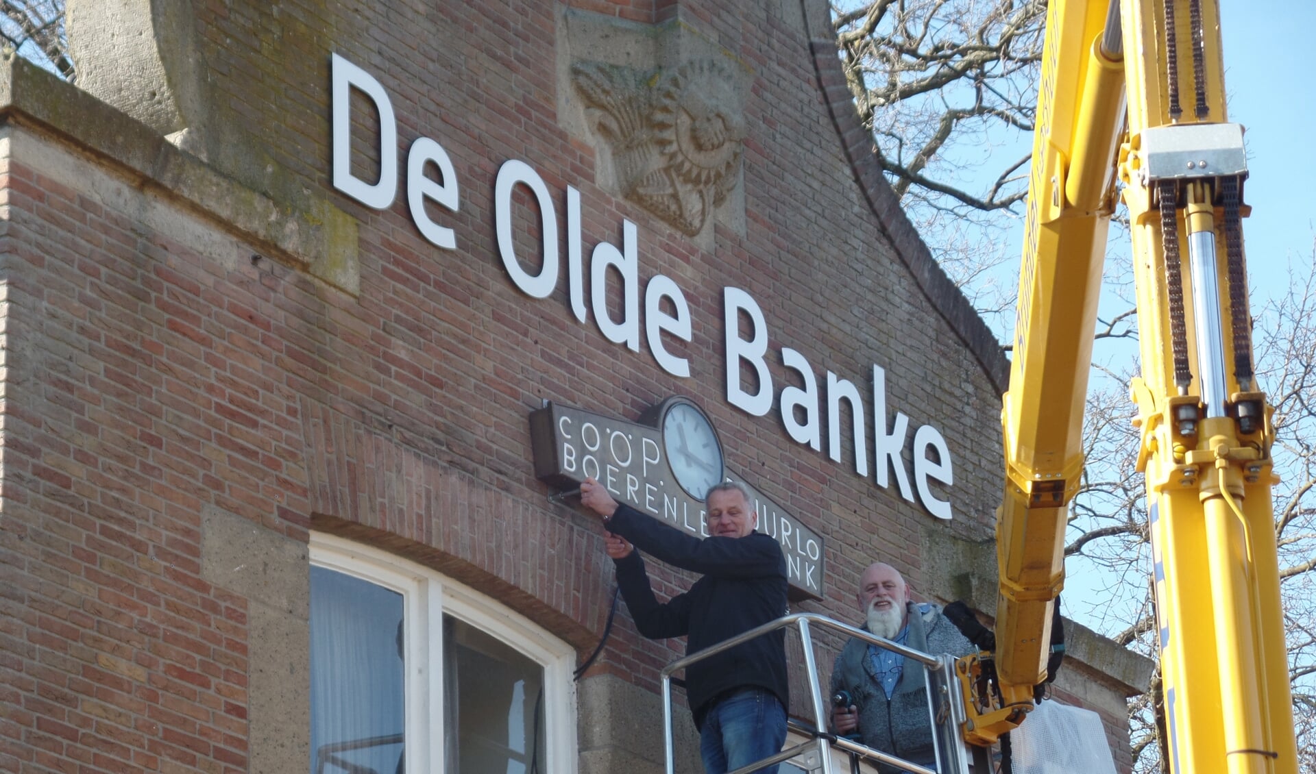 Laurens Stapelbroek (l) en Albert Vasse bevestigen de oude klok. Foto: Jan Hendriksen