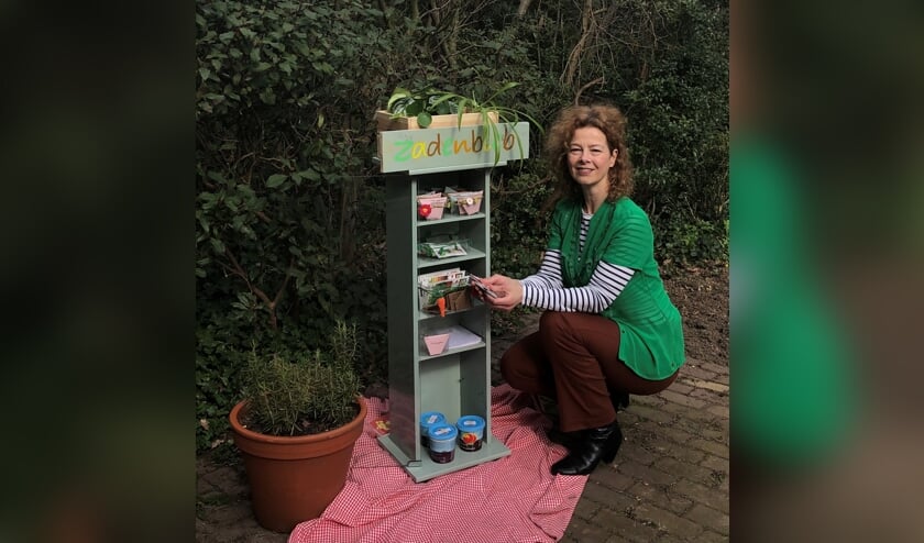 <p>Danielle van de Weerd bij de Zadenbieb, een opgepimpt oud cd-kastje in Hoog-Keppel waar zaden kunnen worden geruild. Foto: Marie Bakker</p>
