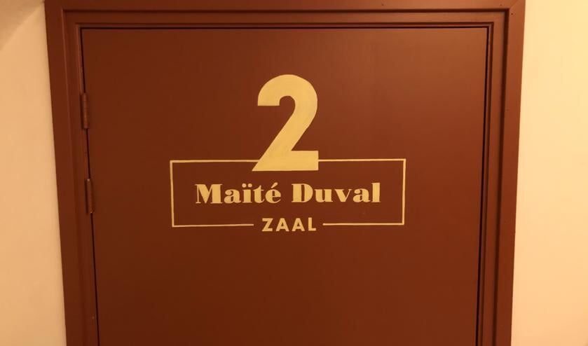 <p>De deur van de onlangs gerealiseerde Maïté Duval-zaal. Foto: PR</p>
