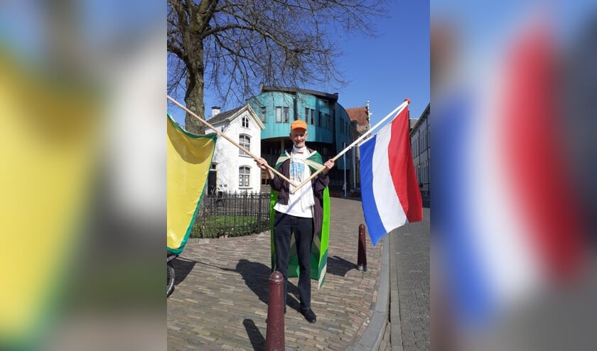 <p>Henk Koskamp voor het gemeentehuis in Zutphen. Foto: Alize Hillebrink </p>