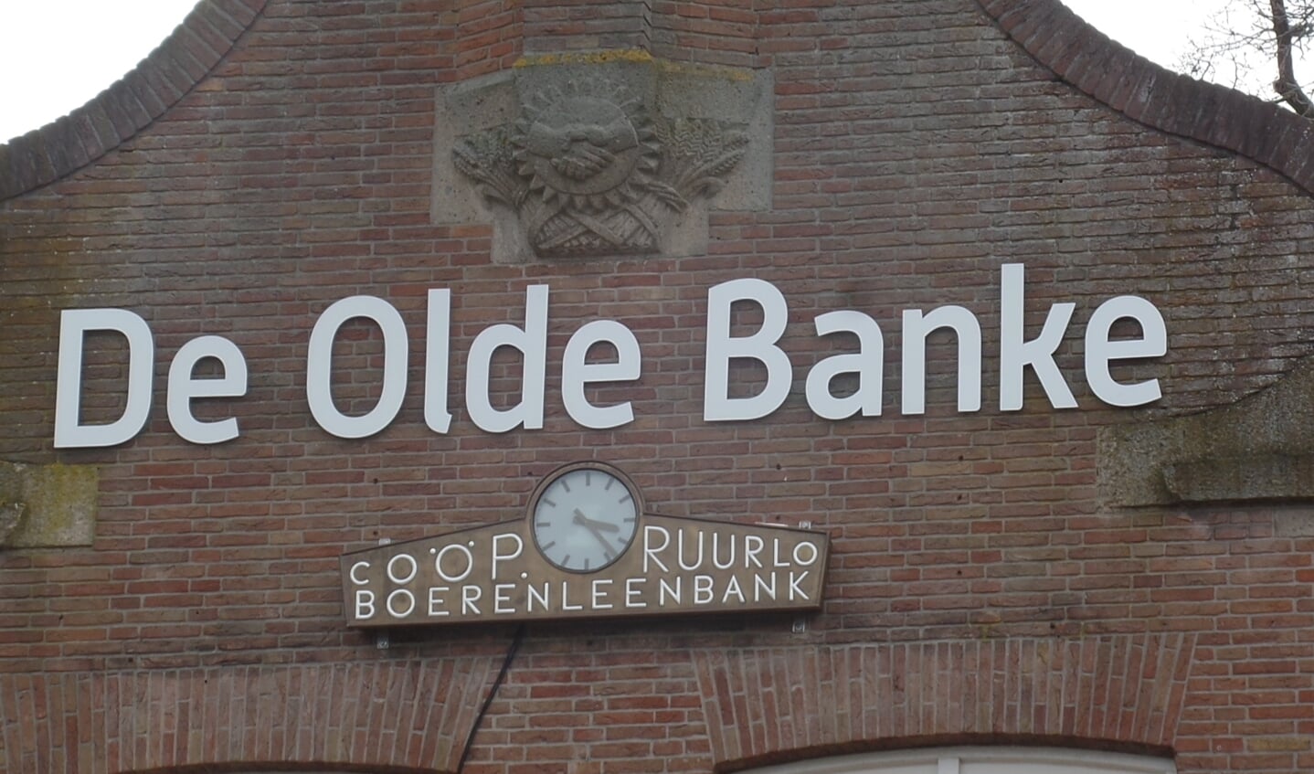 De  klok hangt nu op de voorgevel van De Olde Banke. Foto: Jan Hendriksen 