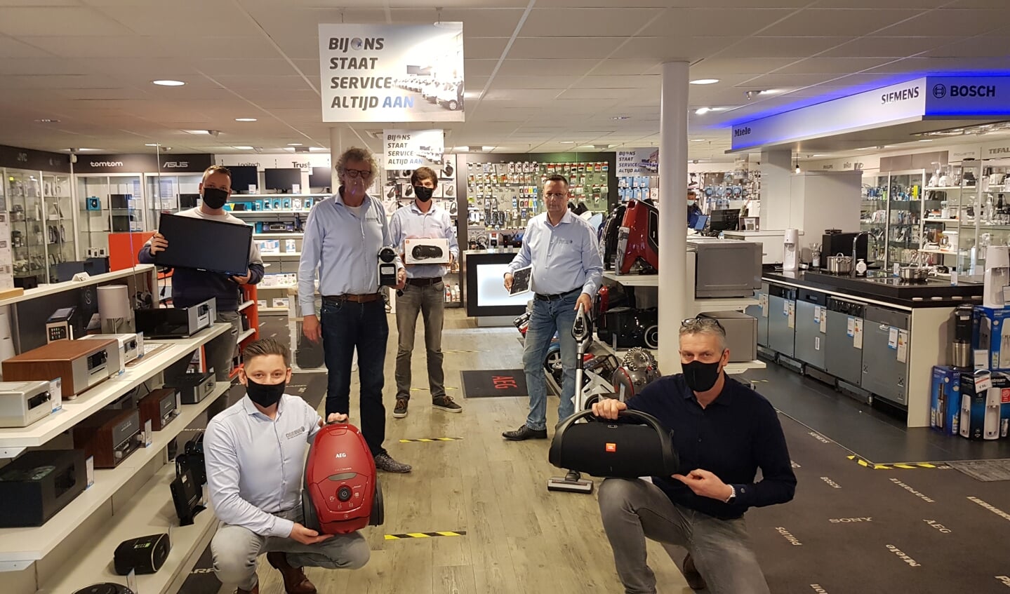 Team Obbink locatie Winterswijk: voor Marco Wiegerink (links) en Jan Witteveen, achter Pim Obbink (links), Nico Brethouwer, Tim Roos en Richard van de Vlekkert. Foto Han van de Laar