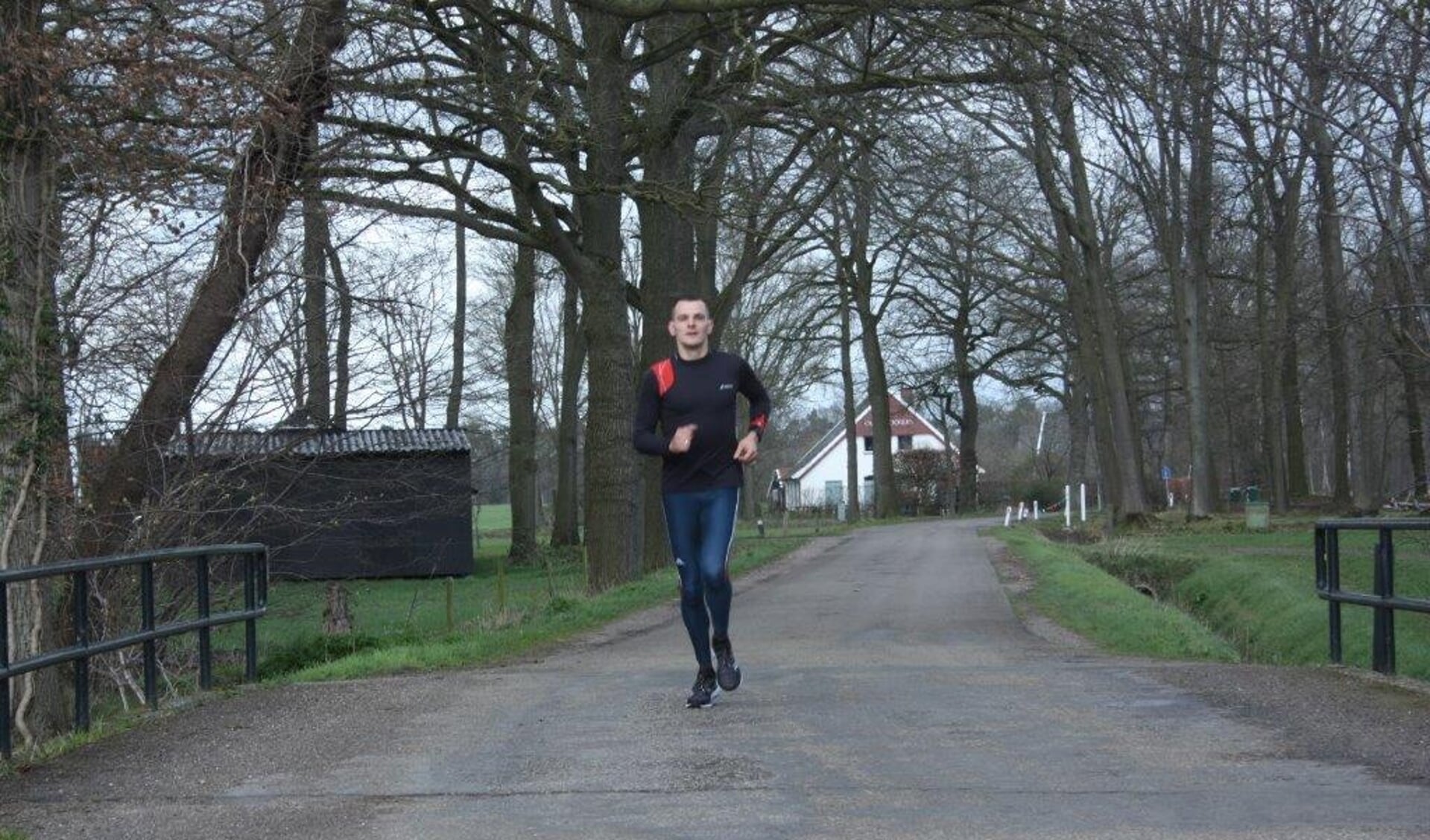 Archeus-atleet Ferdi Ubbing onderweg op een van zijn zestien rondes, waarmee hij op één dag 107 kilometer voltooide. Foto PR
