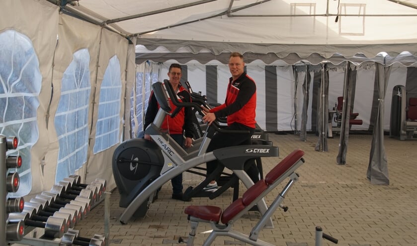 Vader en zoon Ponsen in het outdoorfitnesscentrum. Foto: Frank Vinkenvleugel