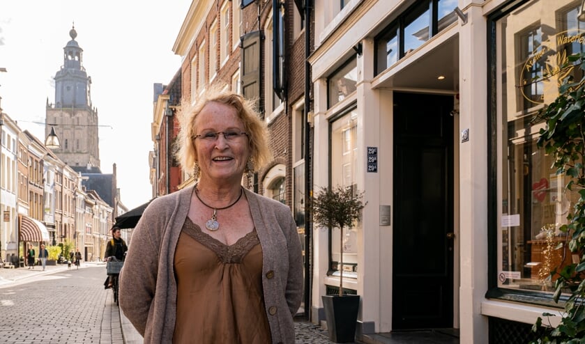 <p>Cora Simons-Bouman voor haar Atelier De Waterlelie aan de Lange Hofstraat in Zutphen. Per 31 mei gaat zij met pensioen. Foto: Patrick van den Brink (Lutim)</p>
