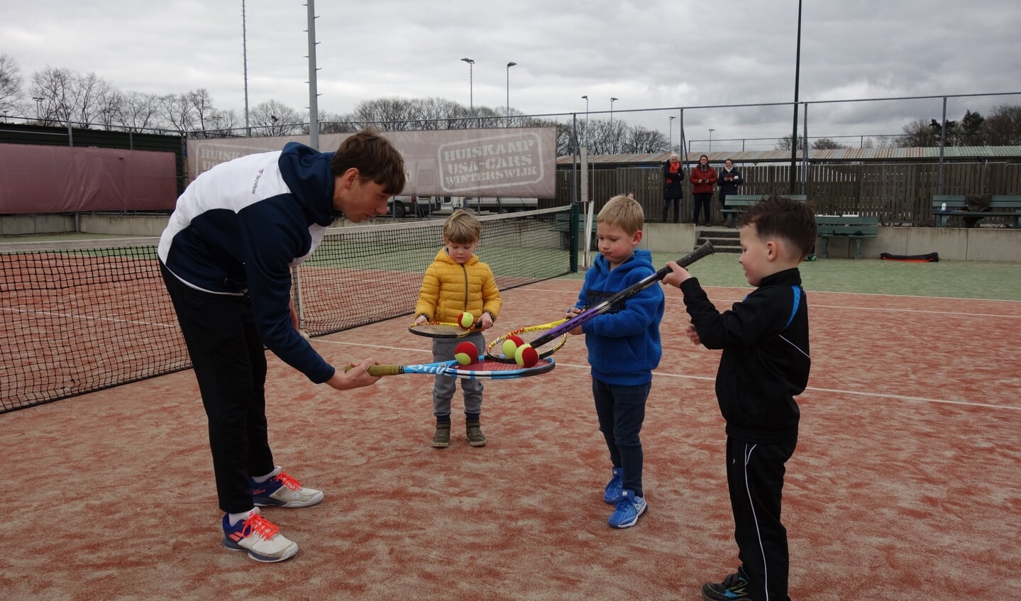 Kinderen krijgen balvaardigheidstraining bij de tennisclub. Foto: Clemens Bielen