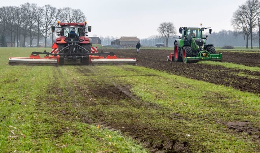 Demodag grondbewerken op bouwgrond. Waar loonwerkers met verschillende bewerkingen vanggewas in mais gaan onderwerken. Foto: Ruben Meijerink