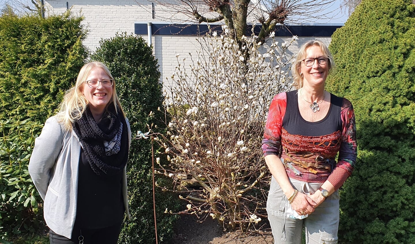 Goudsmid Clary Stienstra (rechts) en medewerker Emmy Landman. Foto: Rob Weeber