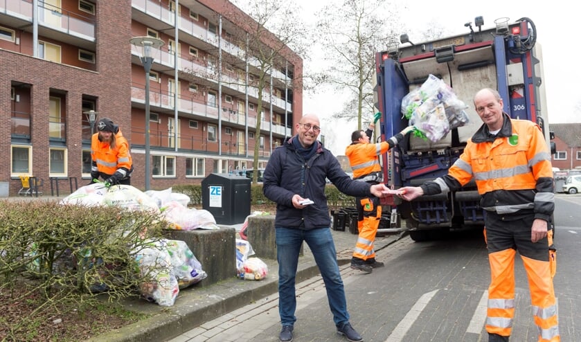 <p>Wethouder Harry Matser zet de medewerkers van Circulus-Berkel in Zutphen in het zonnetje. Foto: Yke Ruessink</p>
