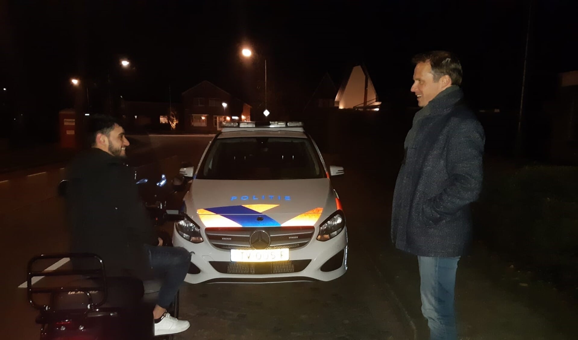 Wethouder Hans te Lindert ging met jeugdagent Maikel Boomkamp op pad en sprak tijdens dat 'werkbezoek' met de agent én met de jeugd. Foto: PR