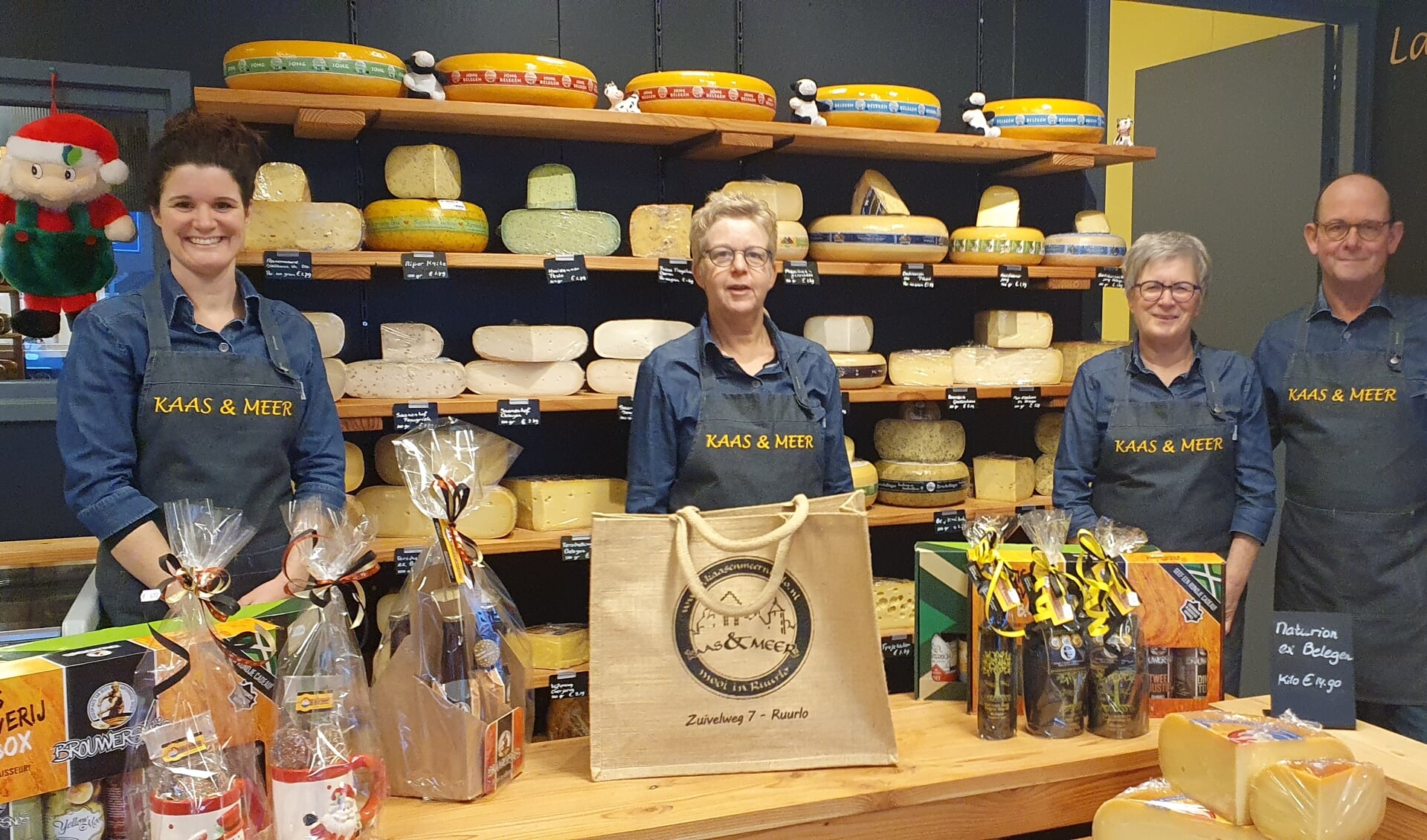 Het echtpaar Marsman met hun medewerkers in de winkel van Kaas & Meer. Foto: Rob Weeber