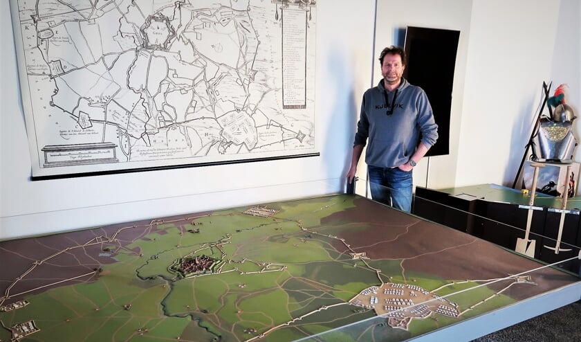 <p>Godfried Nijs, het nieuwe bestuurslid van Stichting Stadsmuseum Groenlo, bij de maquette van de circumvallatielinie. Foto: Theo Huijskes</p>