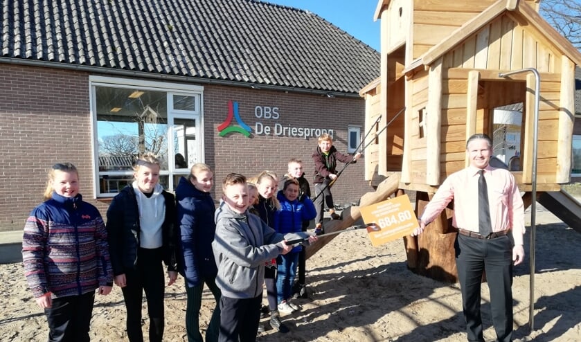 <p>Bedrijfsleider Nick Veldhuis kwam namens Coop Ruurlo de cheque overhandigen met het eindbedrag van 684,60 euro. Foto: PR. </p>