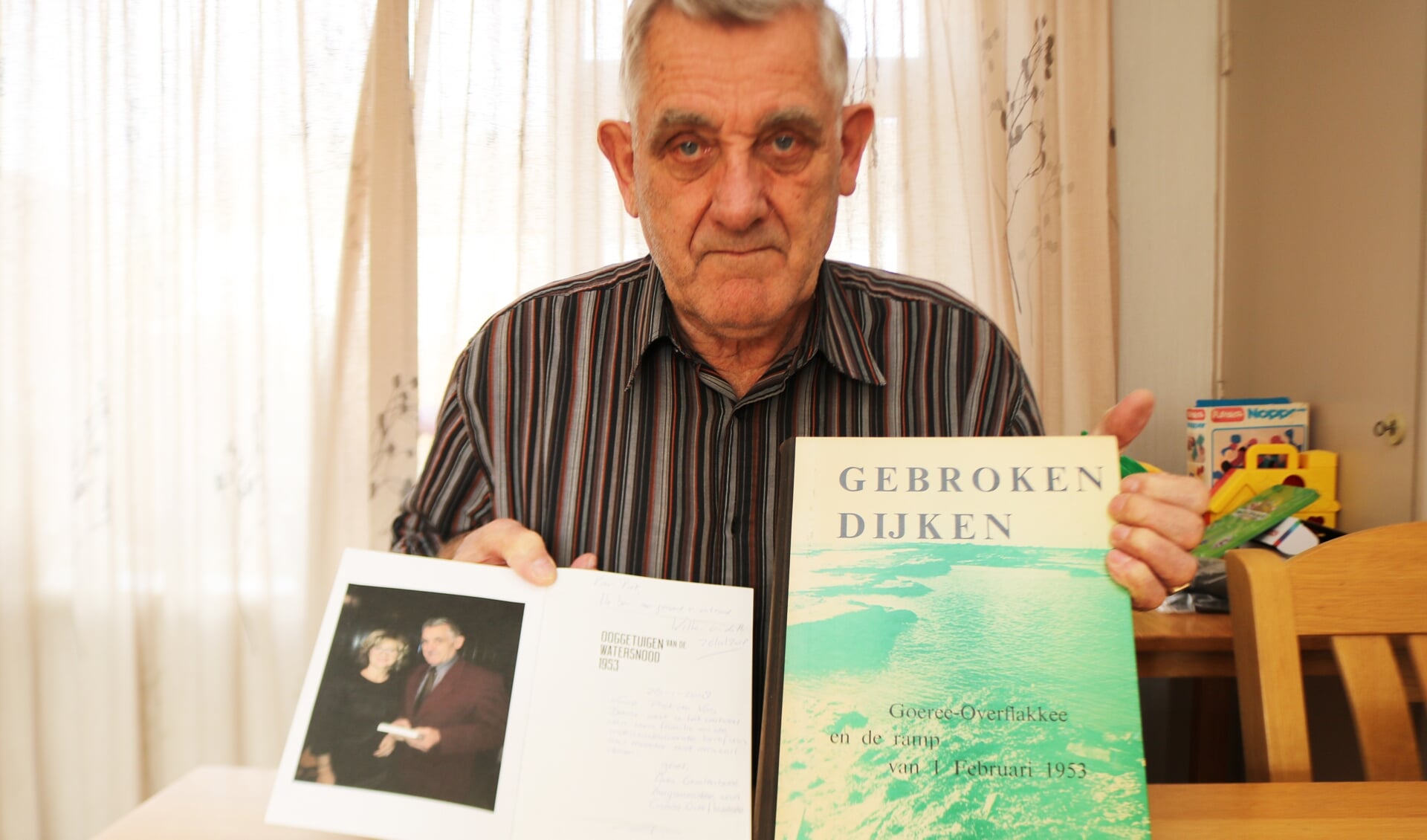 Piet de Vos met de boeken Ooggetuigen van de watersnood 1953 en Gebroken dijken. Foto: Arjen Dieperink