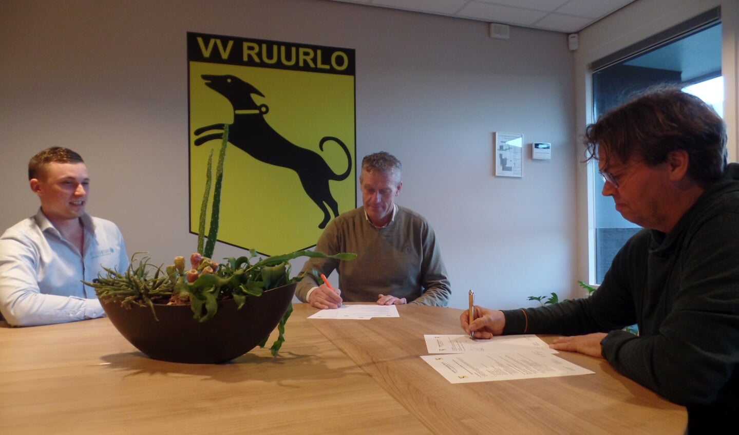 Jan Witteveen (midden) en Henry Meutstege (rechts) ondertekenen het sponsorcontract. Foto: Jan Hendriksen  . 