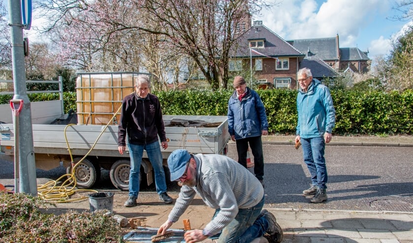<p>De fototegel bij de oude Joannesschool wordt gelegd door Harry Jansen in bijzijn van Albert Engbers, Joep Knaake en Bertus Rietberg. Foto: Liesbeth Spaansen</p>