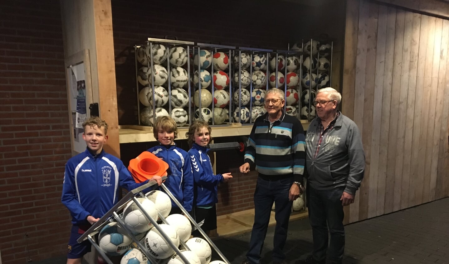 De jongste trainers ontvangen de sleutels van een afvaardiging van de Vuttersploeg. Foto: PR