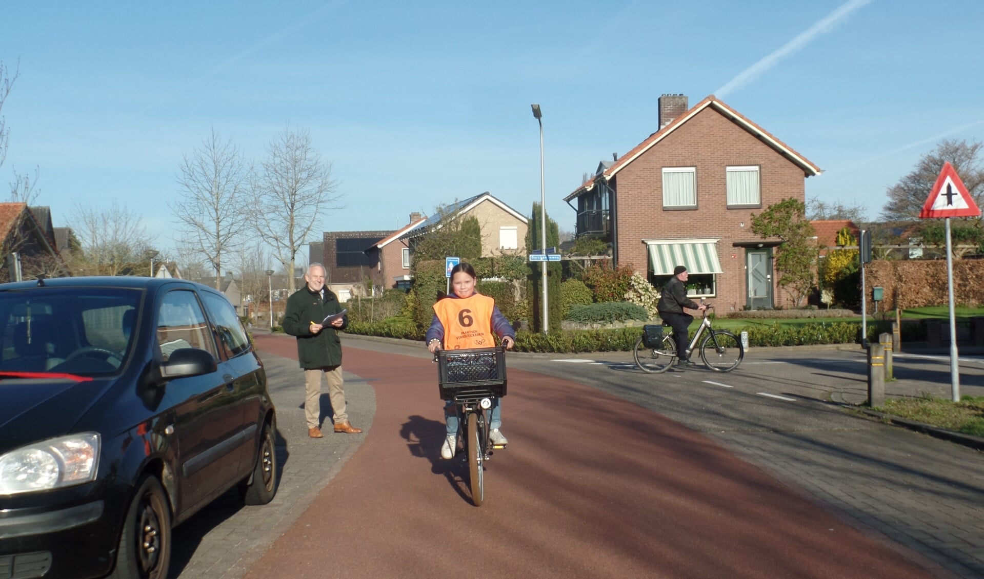 Onder toeziend oog van examinator Henk de Roo fietste Lola Jimenez Rosco de uitgestippelde fietsroute. Foto: Jan Hendriksen. 