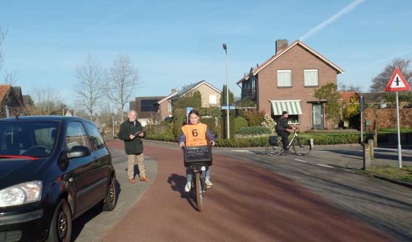 <p><strong> Onder toeziend oog van examinator Henk de Roo fietste Lola Jimenez Rosco de uitgestippelde fietsroute. </strong>Foto: Jan Hendriksen. </p>